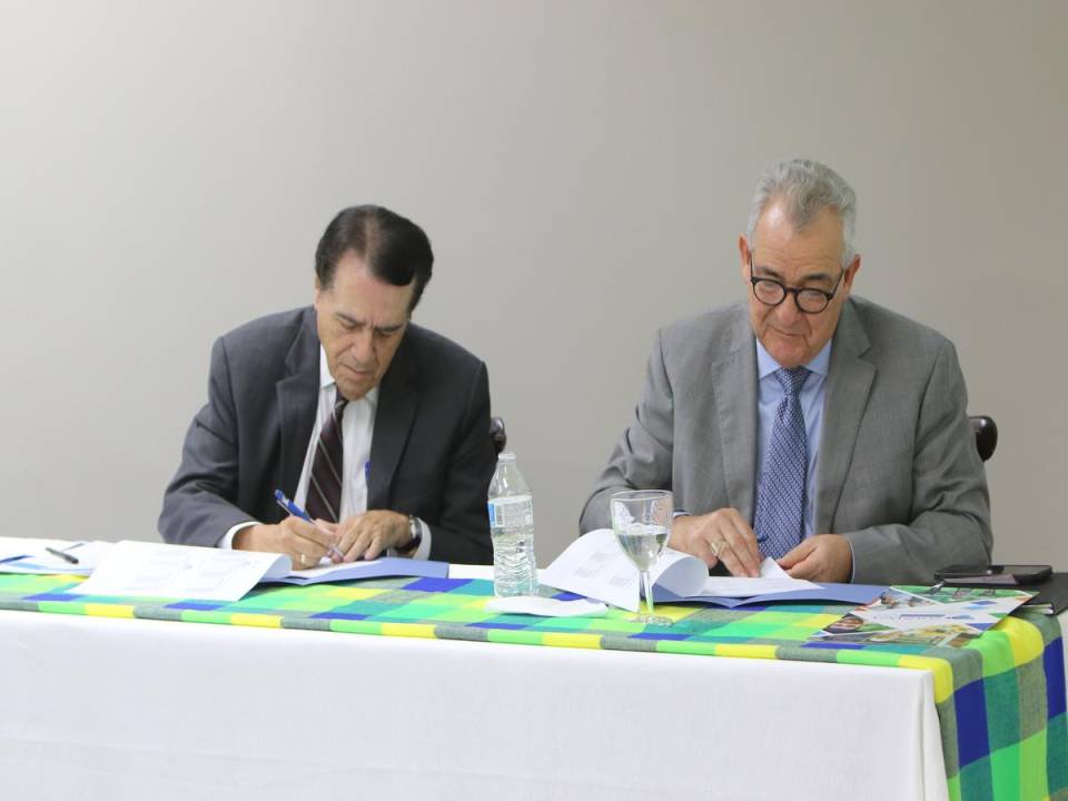 Los titulares de la Ahiba, Manuel Venancio Bueso y Mario Agüero de Confianza SA FGR firmaron el convenio con el que se constituye el nuevo fondo de garantía que respaldará al agro en los 18 departamentos y 298 municipios.
