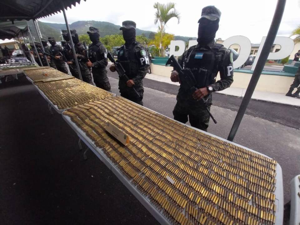 Armas, municiones y otros objetos prohibidos en las cárceles fueron exhibidos en el cuartel general de la Policía Militar.