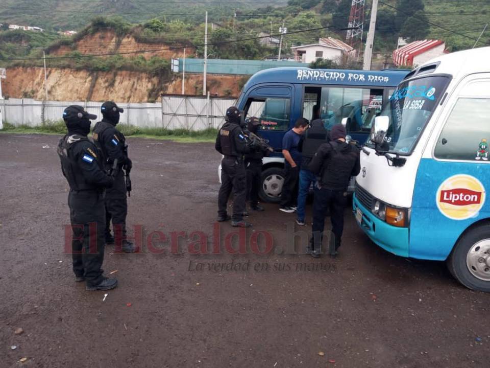 La Fuerza Nacional Antimaras y Pandillas (FNAMP) realizó un operativo en las unidades paralizadas.