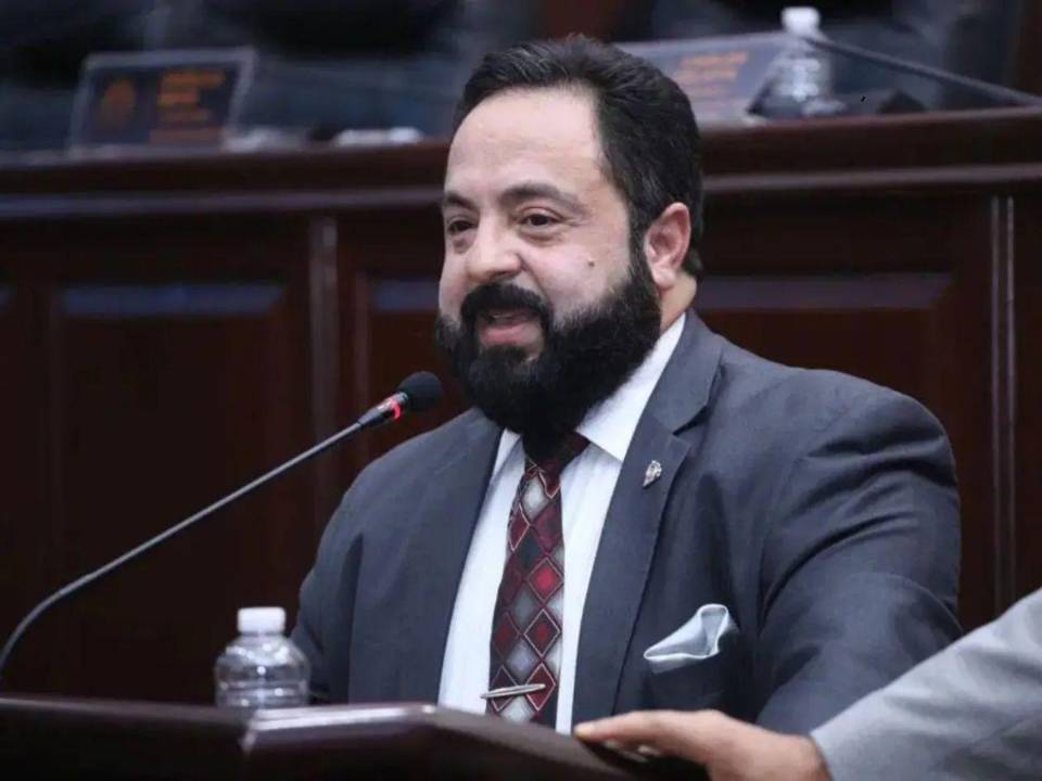 El Decreto 48‑2025, publicado por Luis Redondo, reconoce legalmente a la CICIH y le otorga funciones como querellante autónomo, pero su validez es cuestionable porque no contó con la aprobación del pleno del Congreso ni con un convenio formal con la ONU, lo que limita su operatividad.