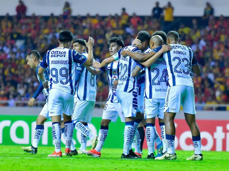 Los Tuzos del Pachuca celebrando uno de los goles ante Herediano.