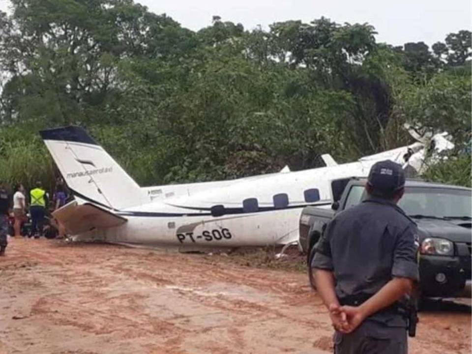 Las autoridades informaron que tanto los doce pasajeros a bordo del avión como los dos tripulantes de este fallecieron luego del trágico accidente.