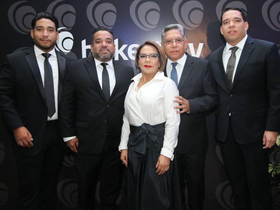 Alberto Zúniga, Omar Zúniga y María Irías junto a Omar y Carlos Zúniga.