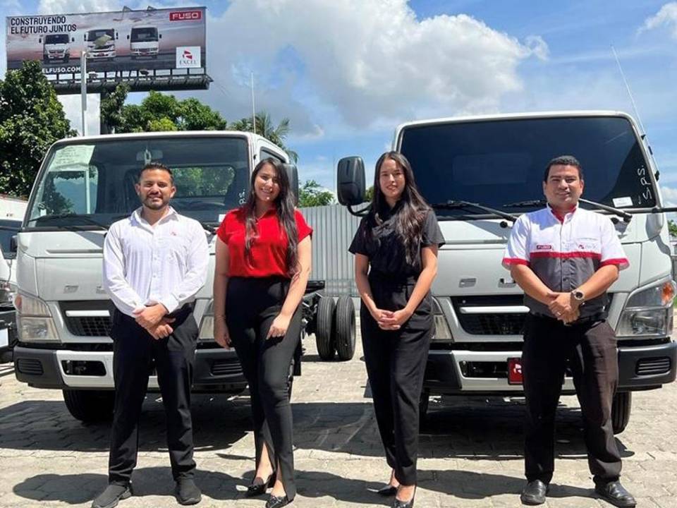 Los ejecutivos de ventas realizaron un tour personalizado para mostrar a los clientes las amplias y modernas instalaciones exclusivo de Camiones FUSO.