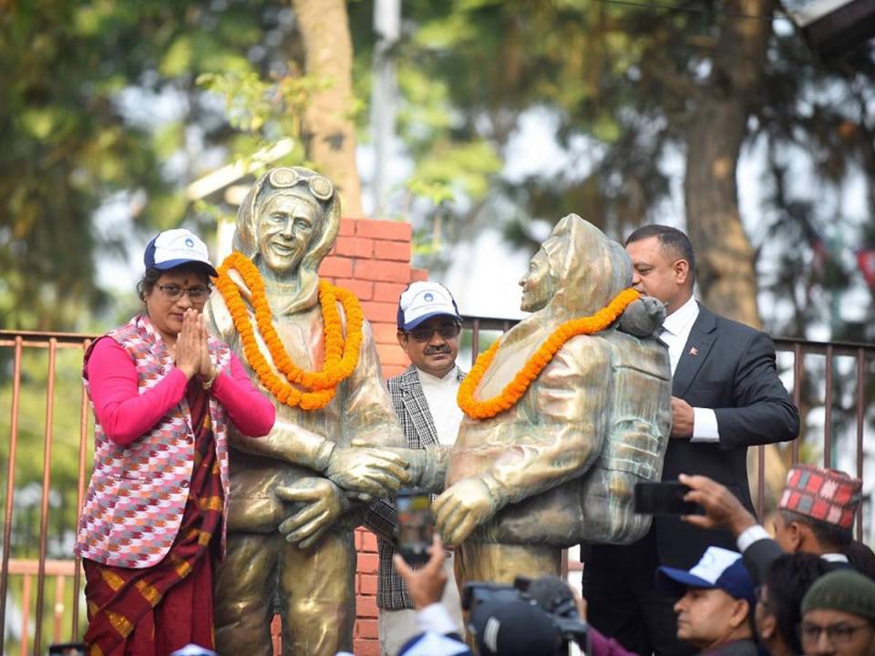 Funcionarios del gobierno nepalí colocan guirnaldas en las estatuas de Sir Edmund Hillary de Nueva Zelanda y Tenzing Norgay Sherpa de Nepal para conmemorar el Día Internacional del Everest en su 70 º aniversario de la primera ascensión al Monte Everest.