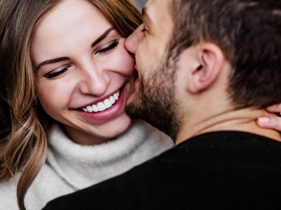 La oxitocina liberada durante el sexo aumenta la sensación de apego y mejora la intimidad emocional.
