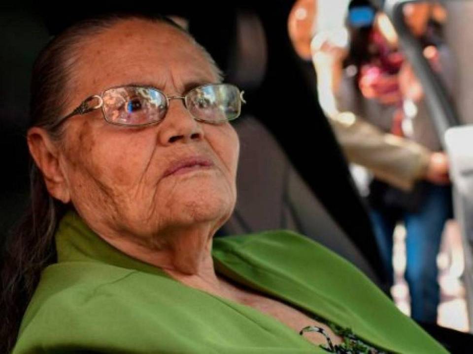 La devoción de Consuelo Loera la llevaba a visitar frecuentemente Culiacán para acudir a un templo del barrio Tierra Blanca, lugar conocido por ser cuna de capos criminales que vivieron entre los años 1970 y 1990.