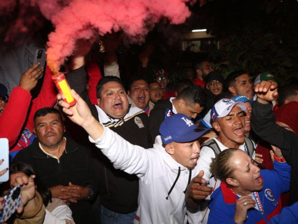 Decenas de aficionados del Olimpia se dieron cita en el hotel donde se concentraron los jugadores y el equipo técnico del equipo de sus amores previo a la gran final del Torneo Apertura 2023.