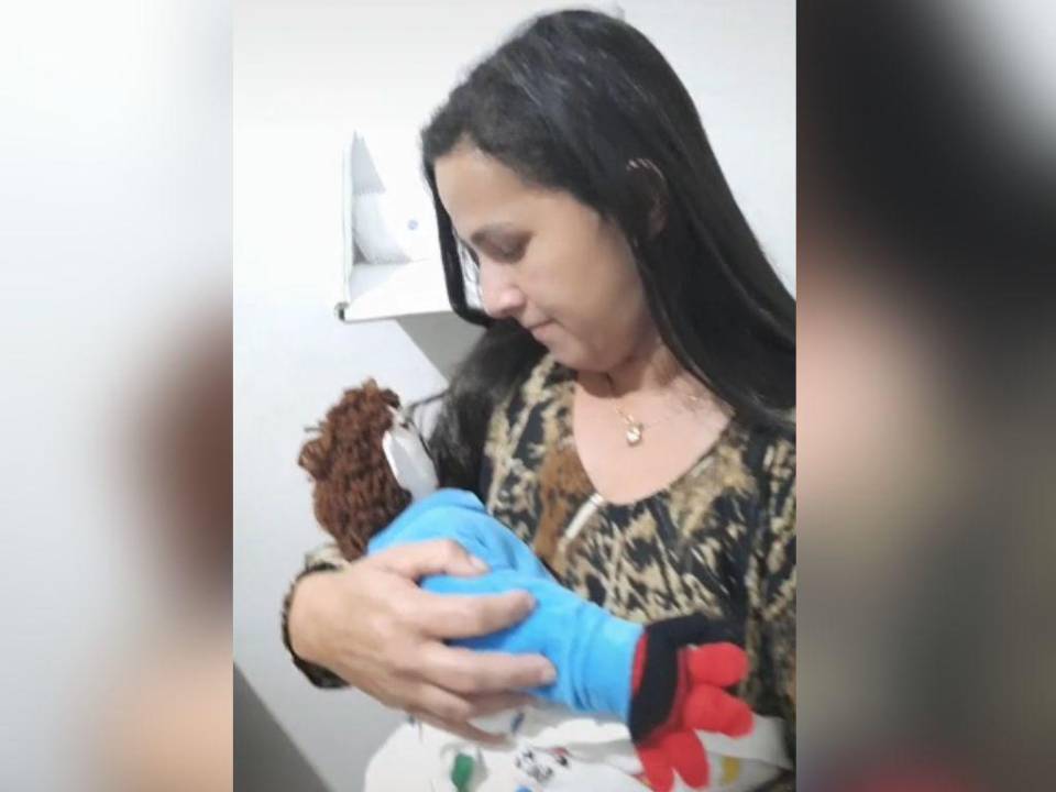 Merivone Rocha, mujer que se casó con un muñeco de trapo; tuvieron un bebé