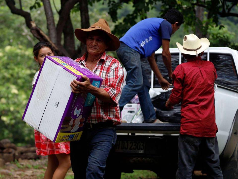 Pañales, comida, ropa, sábanas, jugos y medicamentos, entre otros, fueron las donaciones que los capitalinos enviaron hasta La Picota, Choluteca.
