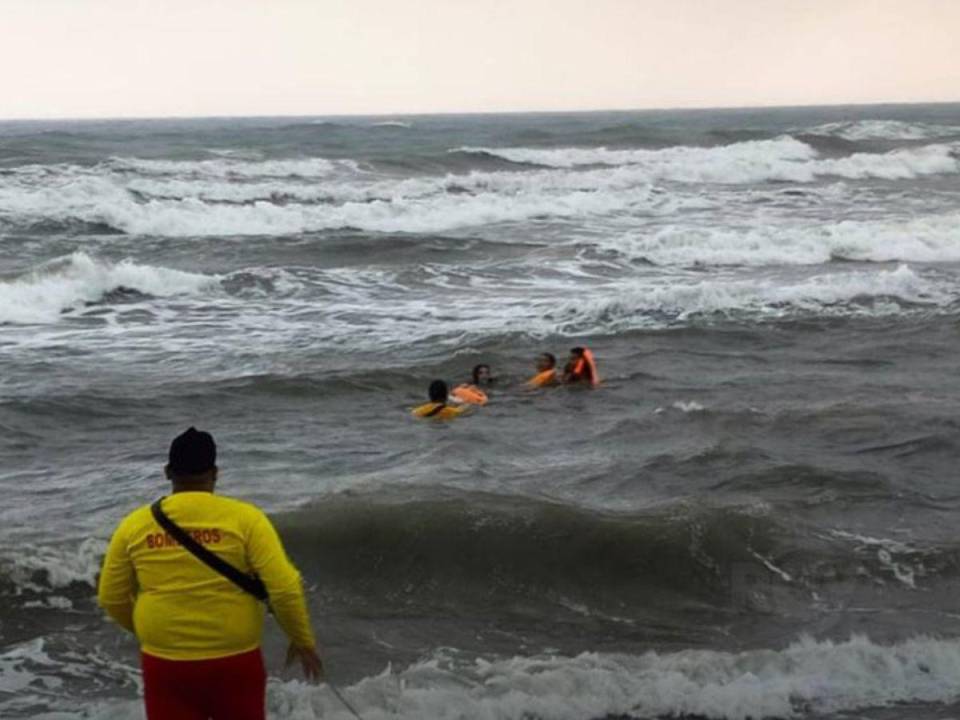 Las autoridades piden a los turistas no arriesgar su vida en el mar.
