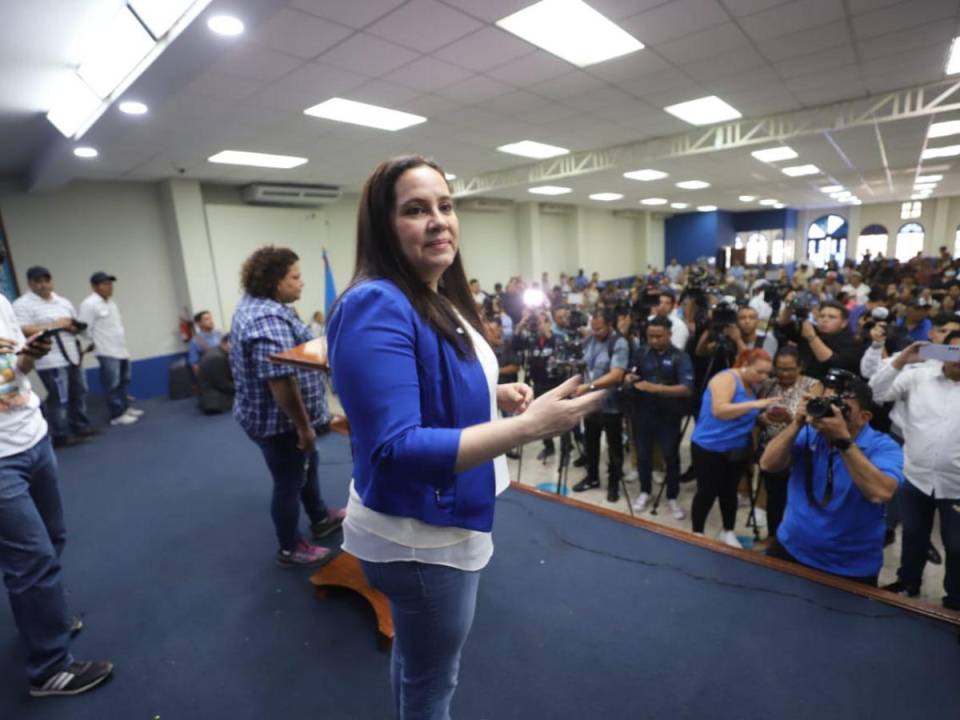 La ex primera dama de Honduras, Ana García de Hernández, se presentó como precandidata presidencial por el Partido Nacional en un evento celebrado en la sede del partido en Comayagüela.