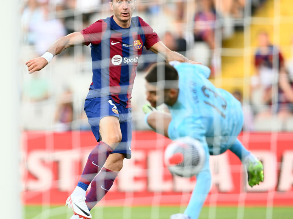 El delantero poladco del Barcelona, Robert Lewandowski, marca un gol durante el partido del Trofeo Joan Gamper, contra el Tottenham, en el Estadi Olimpic Lluis Companys de Barcelona.