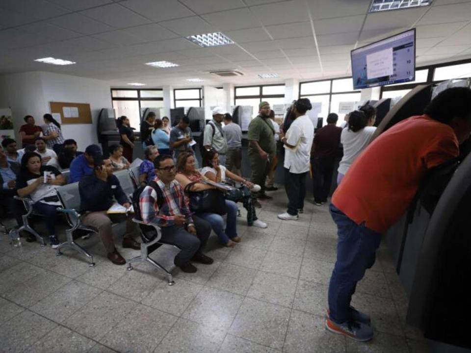 A la Cancillería se presentaron decenas de hondureños que debían apostillar los antecedentes como requisito para la visa.