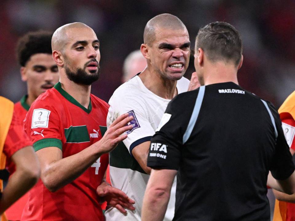 Pepe se enfrascó en una discusión con el juez central durante el partido entre Marruecos y Portugal.