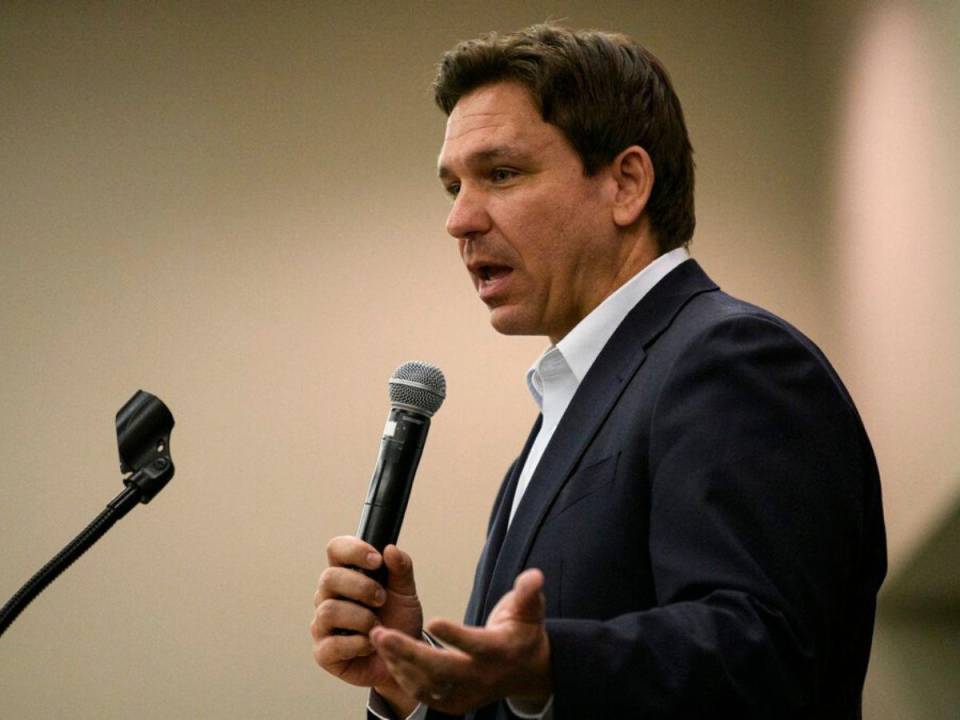 El gobernador de Florida, Ron DeSantis, ha sido criticado por las fuertes medidas que ha tomado en las últimas semanas.