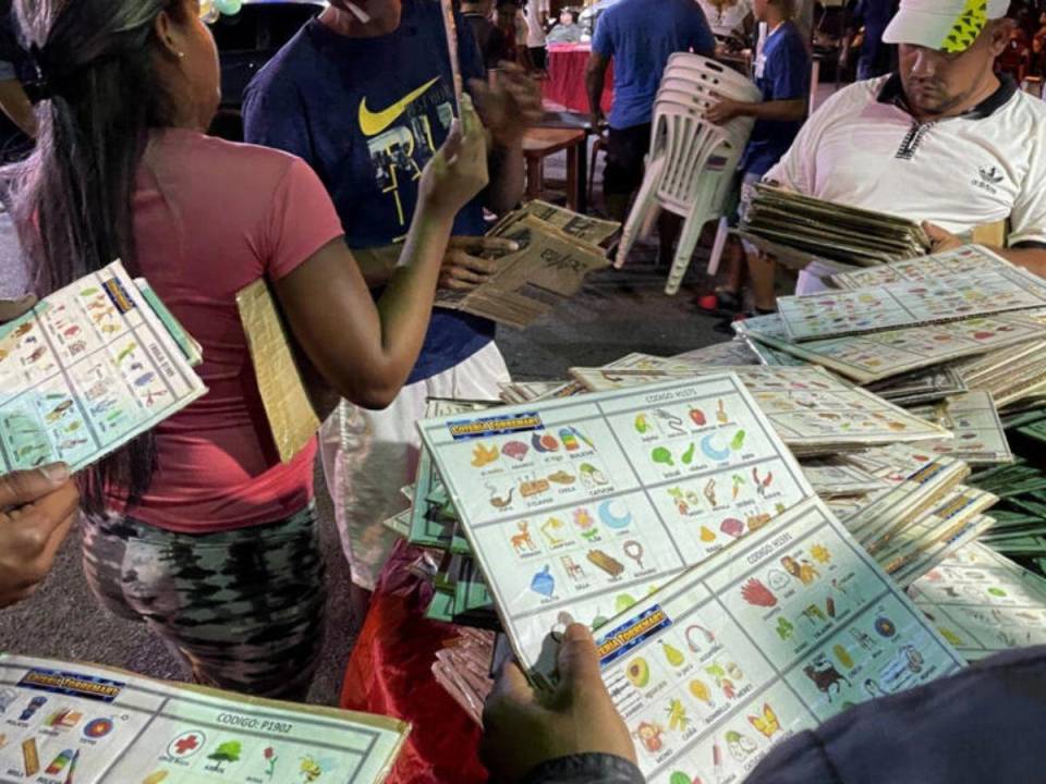 Personas seleccionan cartones de bingo en Ciudad Guayana, estado de Bolívar, Venezuela, el 5 de noviembre de 2022.
