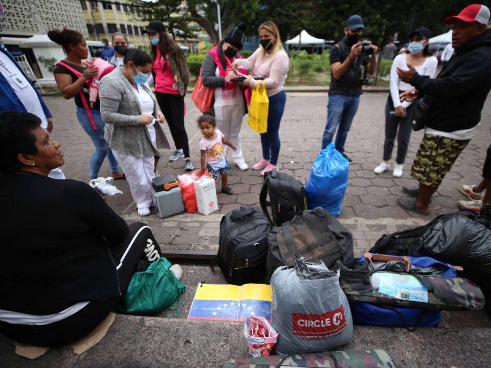 Un grupo de migrantes de Venezuela recibe vacunas anticovid. Los venezolanos vendían bombones para el pasaje.