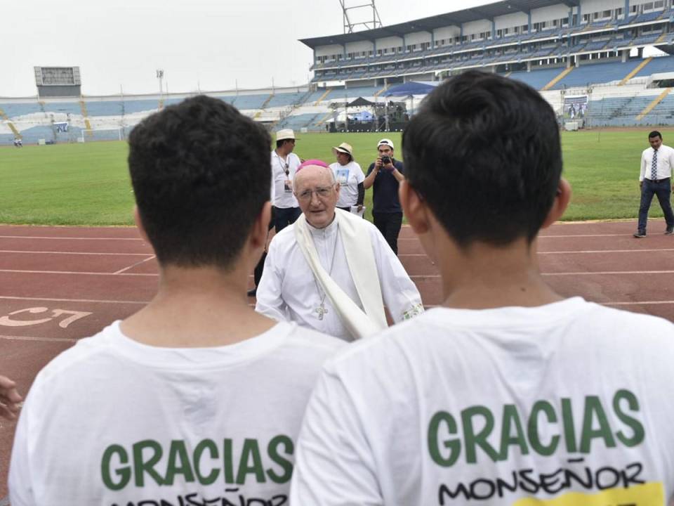 El obispo emérito saludó a su feligresía que llegaron al estadio para compartir un momento con él.