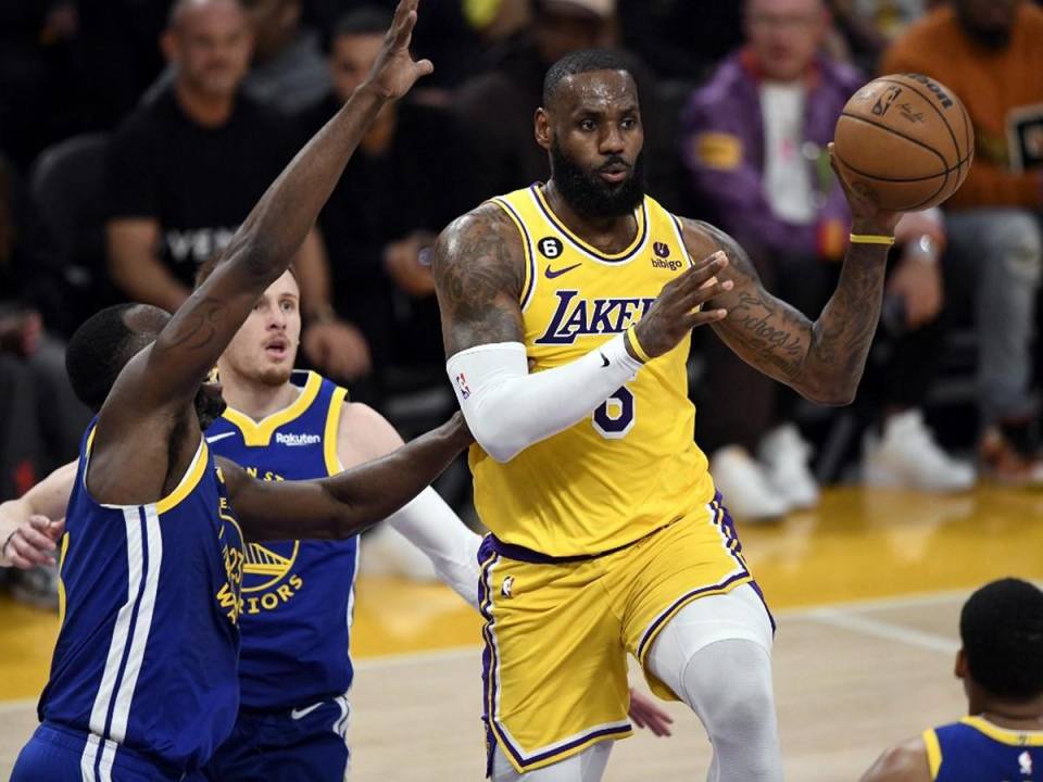 LeBron James de Los Angeles Lakers es defendido por Draymond Green de Golden State Warriors durante la primera mitad de los Playoffs Semifinales de la Conferencia Oeste en Crypto.com Arena el 12 de mayo de 2023 en Los Angeles, California. los lakers eliminaron a los Warriors.