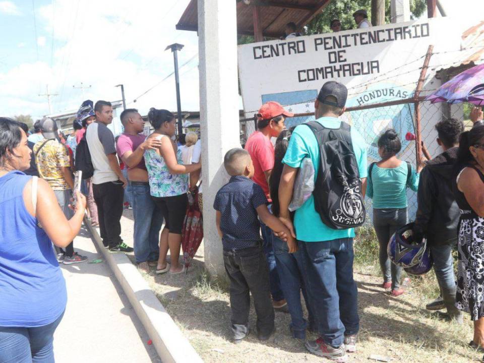 Hasta el momento no hay un reporte oficial sobre el amotinamiento en el Centro Penal de Comayagua, por lo que la desesperación invade a los familiares.