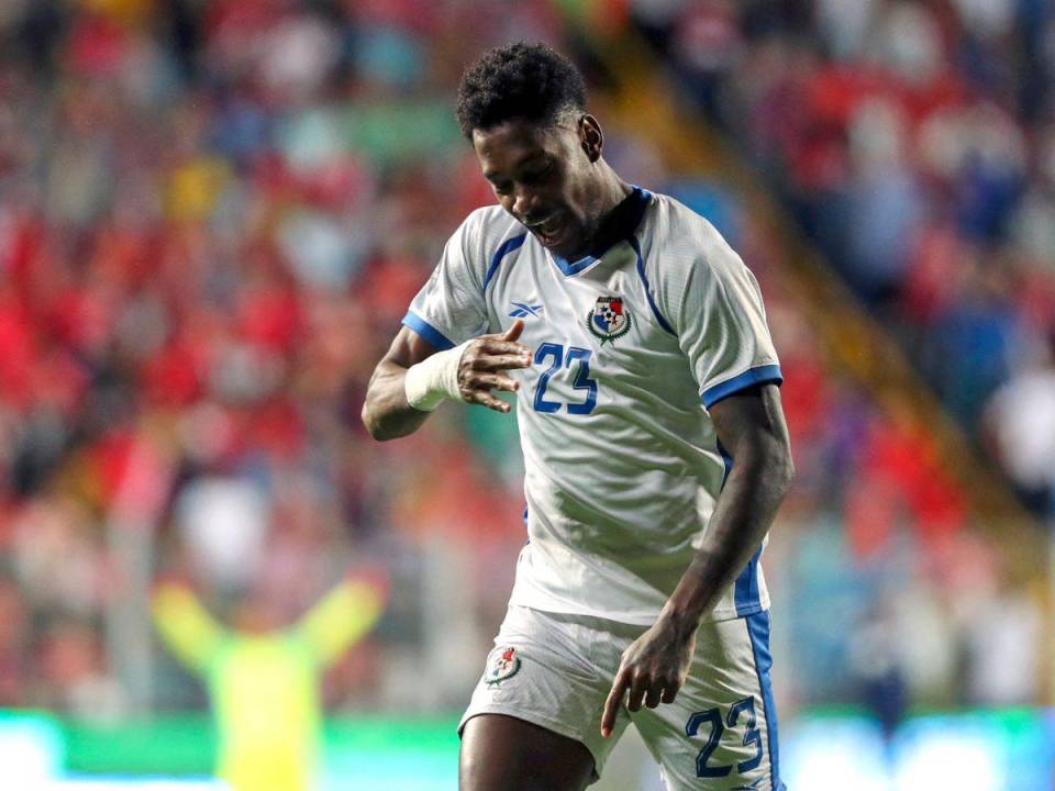 Panamá goleó a Costa Rica 3-0.
