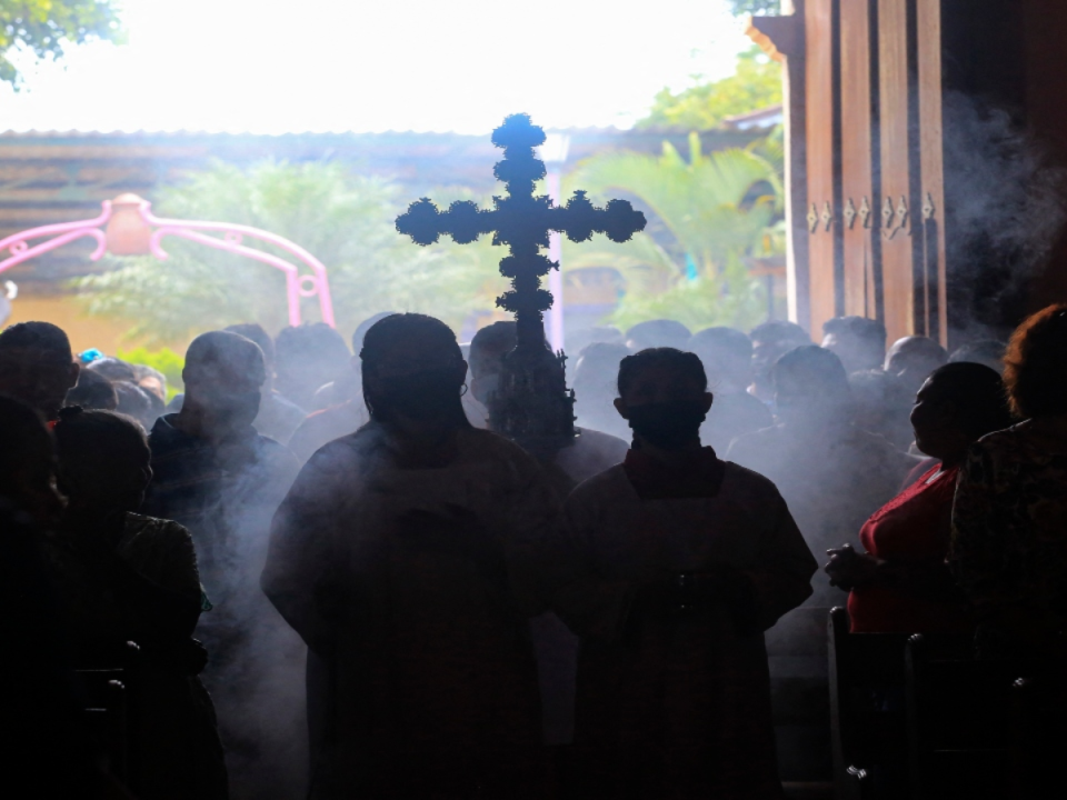 Los nicaragüenses participaron en la manifestación, donde se mencionaron los nombres de los clérigos encarcelados.