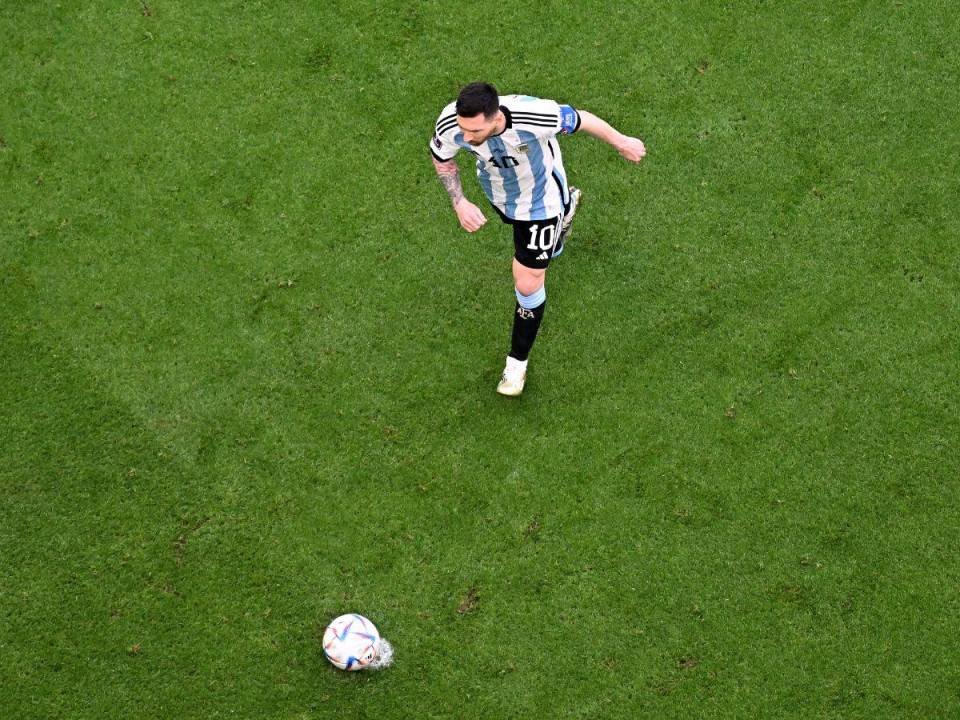 Lionel Messi anotó el penal con el que Argentina se puso en ventaja en el marcador