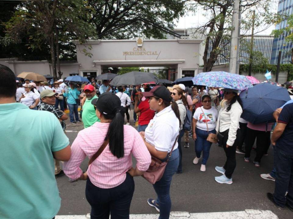 Fotografía de paro de maestros en protesta por incumplimiento al aumento salarial prometido en abril de 2026.