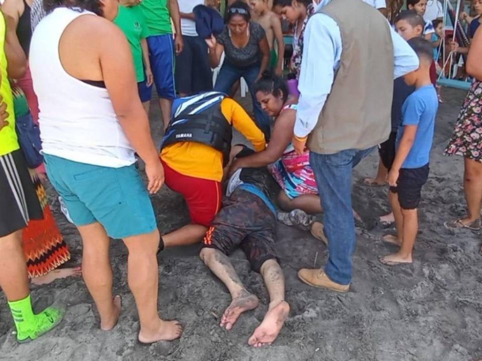 Equipos de Rescate Acuático del Cuerpo de Bomberos de Honduras mientras realizaban rescate de un bañista.