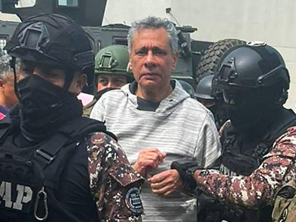 Tras haber sido requerido por uniformados armados, Jorge Glas fue trasladado a la cárcel de máxima seguridad “La Roca”, ubicada en Guayaquil.