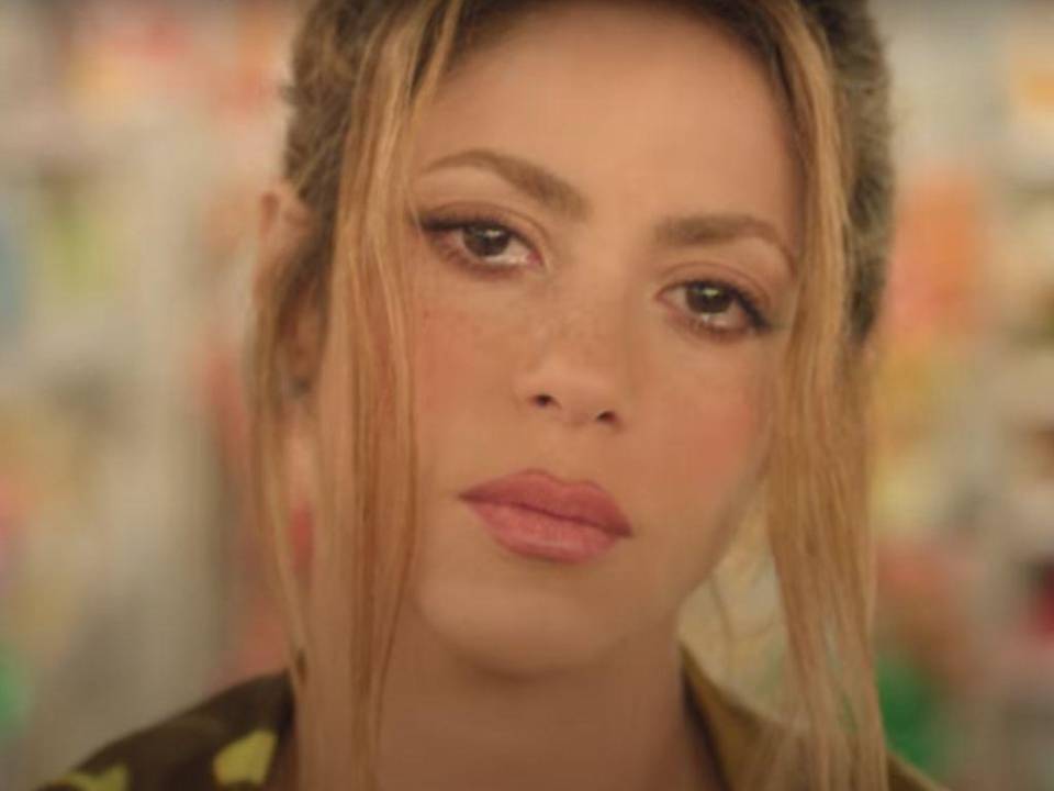 Al inicio del video Shakira aparece llorando.