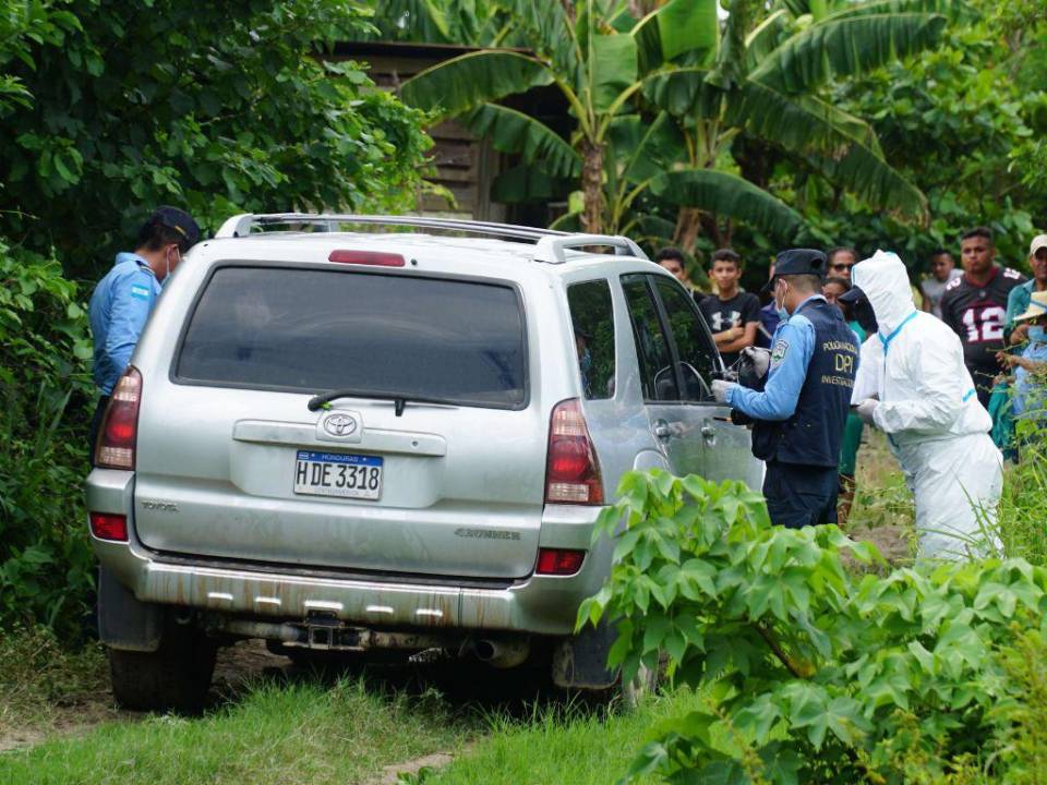 Los dos cuerpos fueron halladas en el interior del vehículo tipo camioneta. Elementos policiales y Medicina Forense realizaron la inspección.