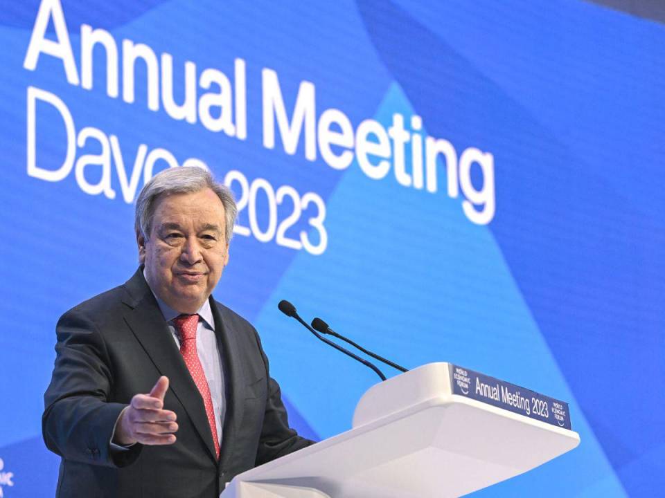 Dirigiéndose a una sala repleta de la élite empresarial y política reunida en el Foro Económico Mundial (WEF), en Davos, Guterres estableció un paralelismo entre las acciones de las petroleras y las de las tabacaleras.