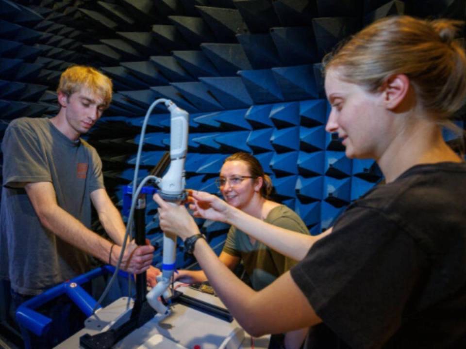 Estudiantes de la Universidad de Nebraska, en Lincoln, Estados Unidos, trabajan en un pequeño robot quirúrgico llamado spaceMIRA el 11 de agosto de 2023, antes de su prueba en la Estación Espacial Internacional.
