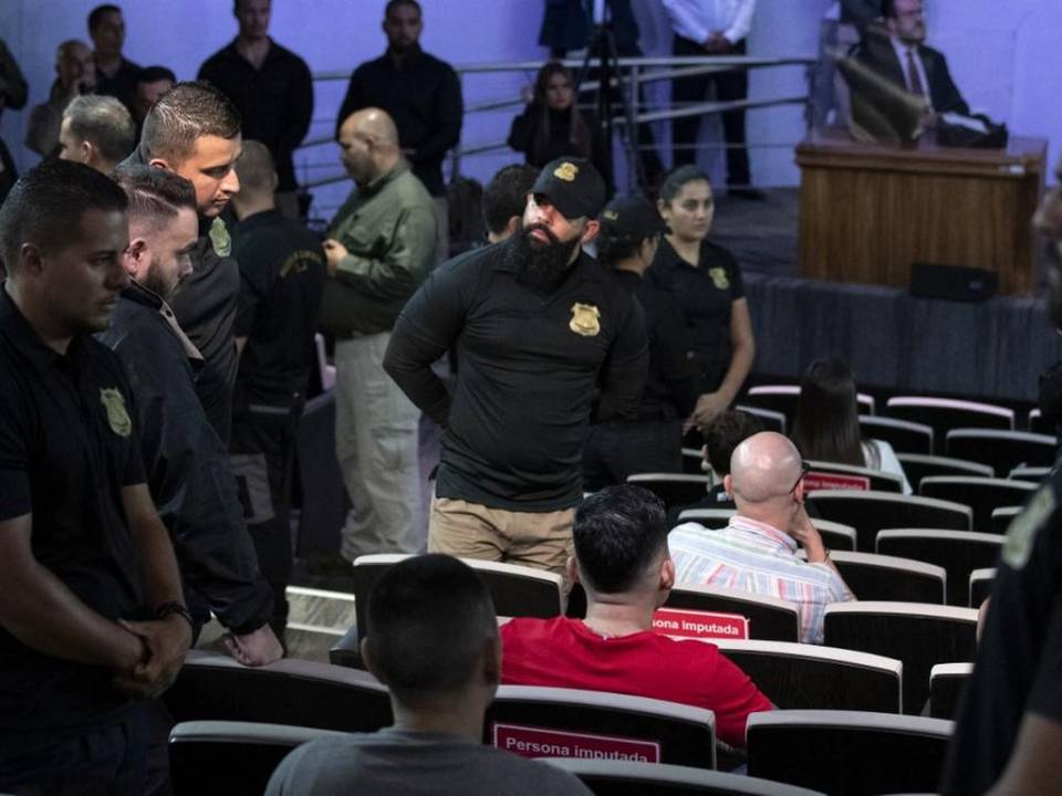 Algunos condenados lanzaron insultos contra el tribunal y la prensa al escuchar la sentencia, y entre forcejeo con agentes de seguridad fueron retirados de la sala.