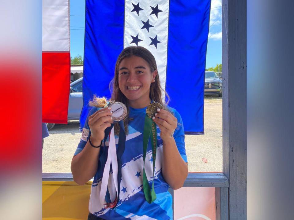 La nadadora hondureña Michell Ramírez posa con su medalla.