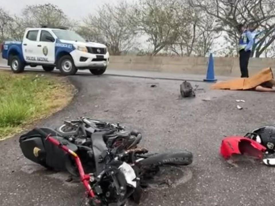 El cuerpo del jovencito quedó a un lado de la carretera a pocos pasos de su motocicleta.