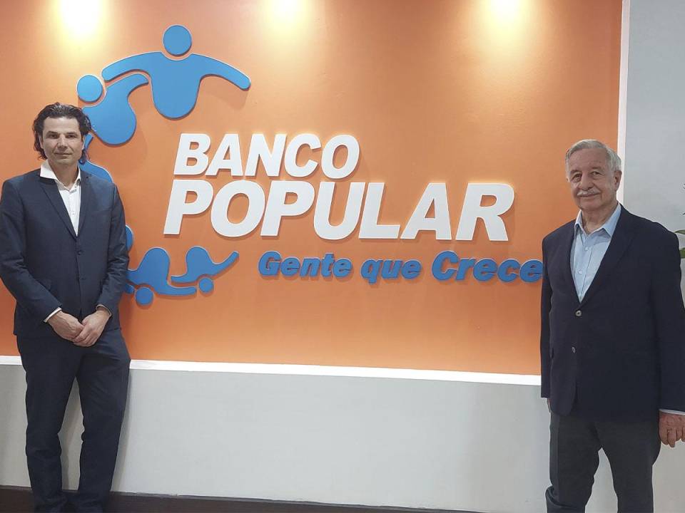 Remko Komijn junto al presidente de la Junta Directiva de Banco Popular, Germán Contreras.