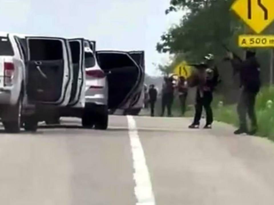 Las personas secuestradas fueron bajadas del vehículo en el que se conducían.