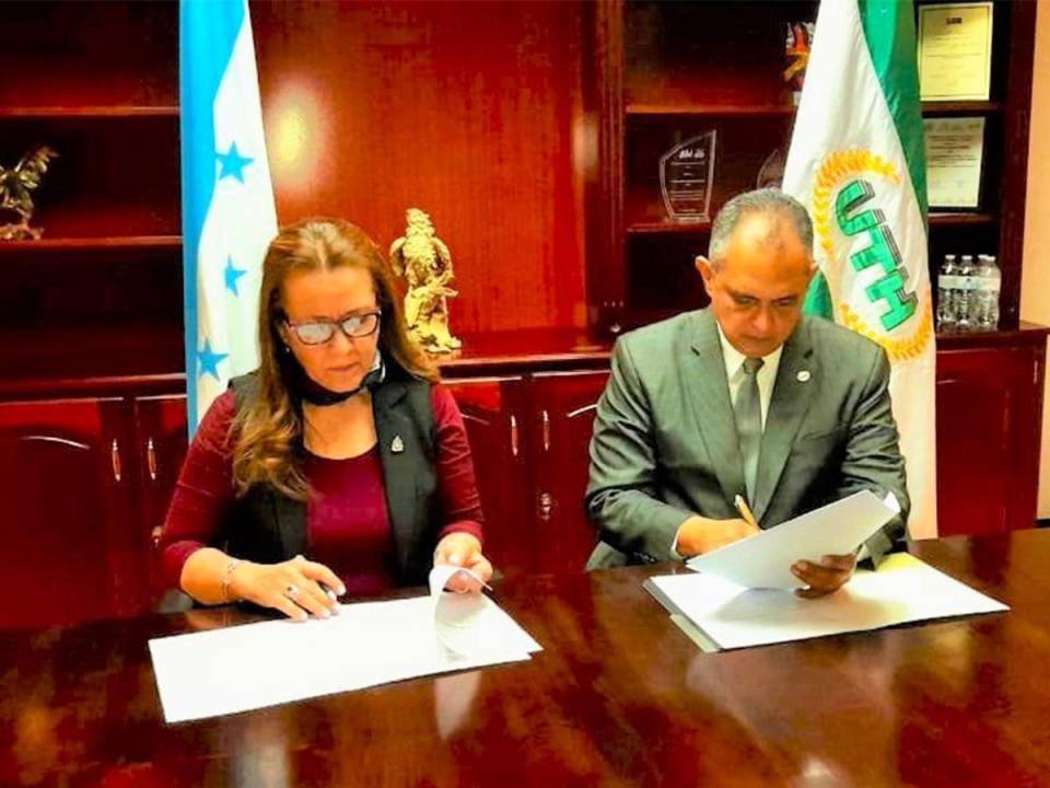 Momentos en que la ministra de Semujer y el rector de UTH firman el importante convenio.