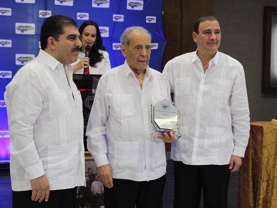 En 2018 el Consejo Hondureño de la Empresa Privada (Cohep) reconoció la trayectoria de Napoleón Juan Larach Jamis, insigne empresario. Juan Carlos Sikaffy brindó el homenaje especial, acompañado de Jorge Faraj.
