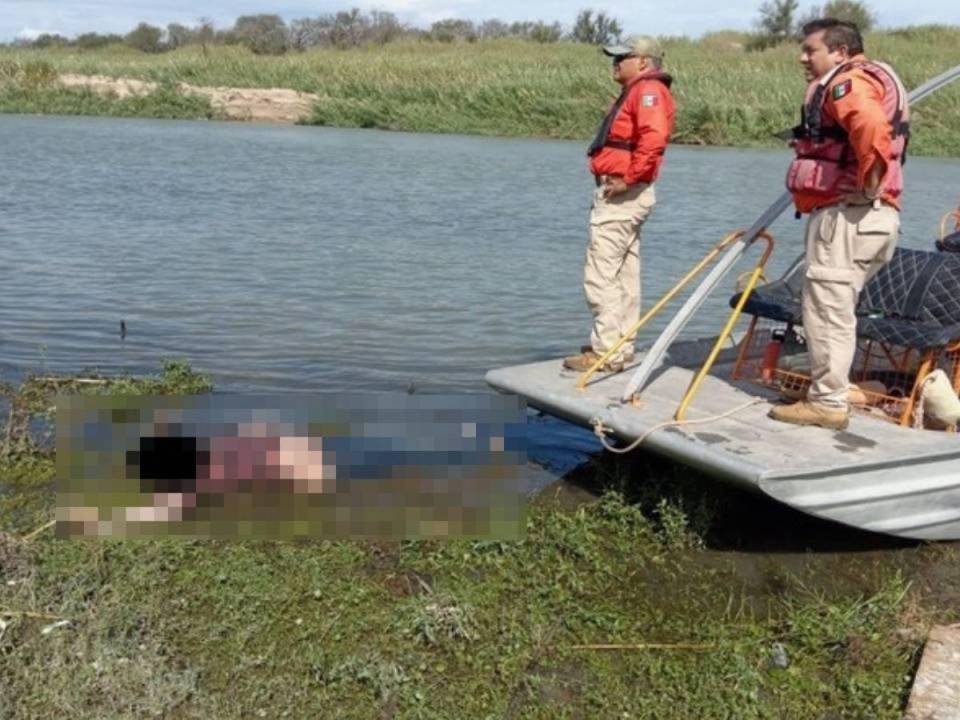 Las autoridades llevaron los cuerpos hasta la orilla del río Bravo.