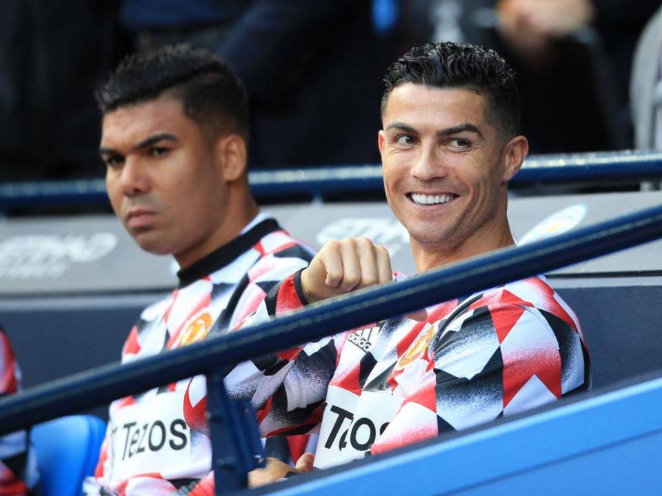 Cristiano Ronaldo, en compañía de Casemiro, vio desde el banquillo como su equipo cayó humillado ante el Manchester City.