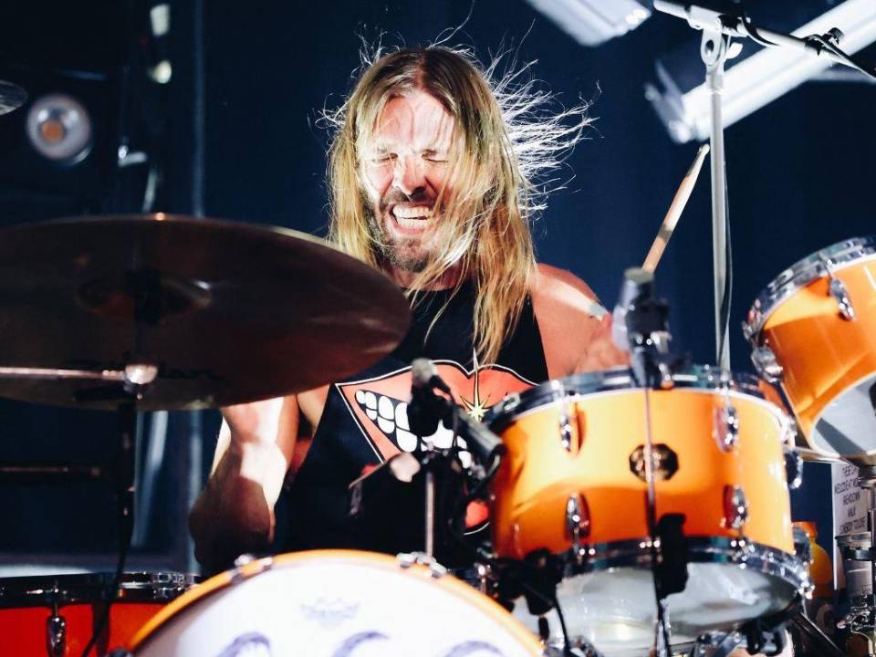 Hawkins era parte desde 1997 de los Foo Fighters, antes tocó la batería para la cantante de indie canadiense Alanis Morissette.