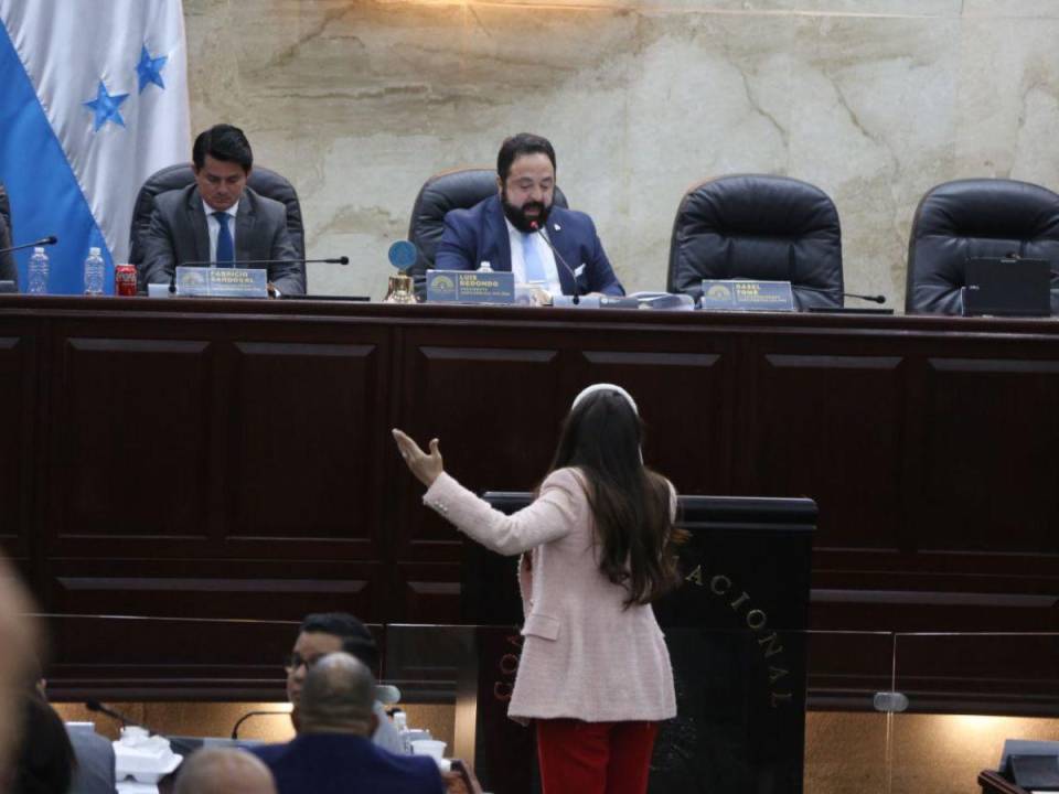 Sumamente molesta reaccionó la diputada Iroshka Elvir cuando el presidente del Congreso Nacional comenzó a leer el análisis jurídico con el que justificó por qué no someterían al pleno la renuncia de Salvador Nasralla. Aquí las imágenes.