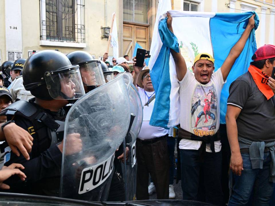 Cientos de manifestantes se abrieron paso a empujones entre la barrera policial para acercarse al Congreso de Guatemala, inconformes por el retraso de la juramentación presidencial del socialdemócrata, Bernardo Arévalo, que está prevista para la tarde de este domingo, observaron periodistas de la AFP.