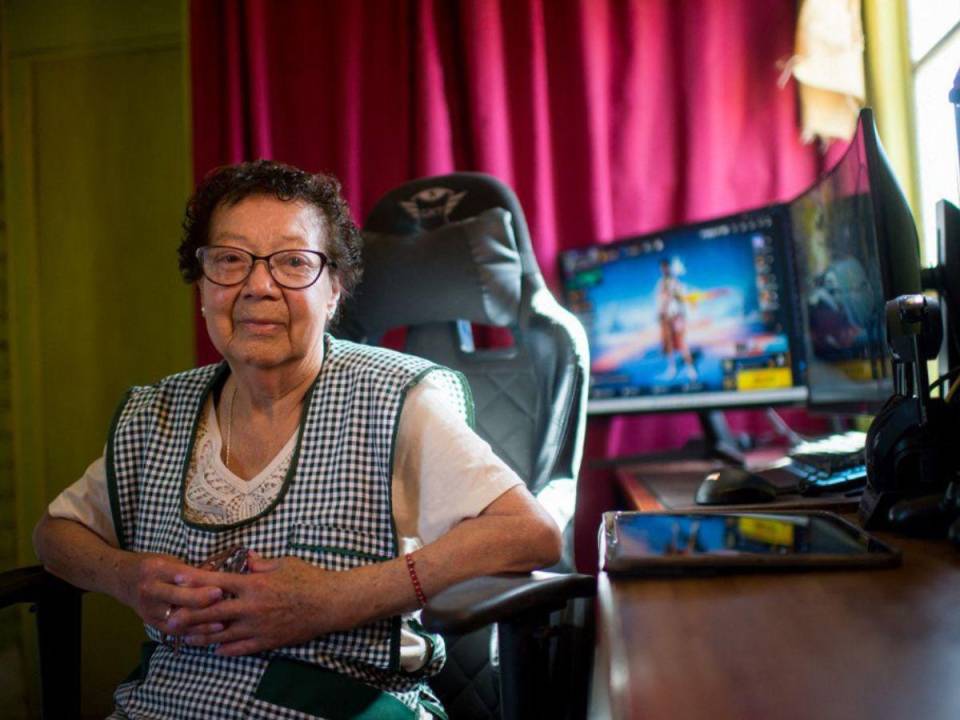 Quién diría que una adorable abuelita de 81 años años sería el terror de muchos gamers que juegan al Free Fire. En ese sentido, les presentamos a María Elena Arévalo, a quien se le conoce en el mundo de los videojuegos como “Mami Nena”, pues es toda experta.