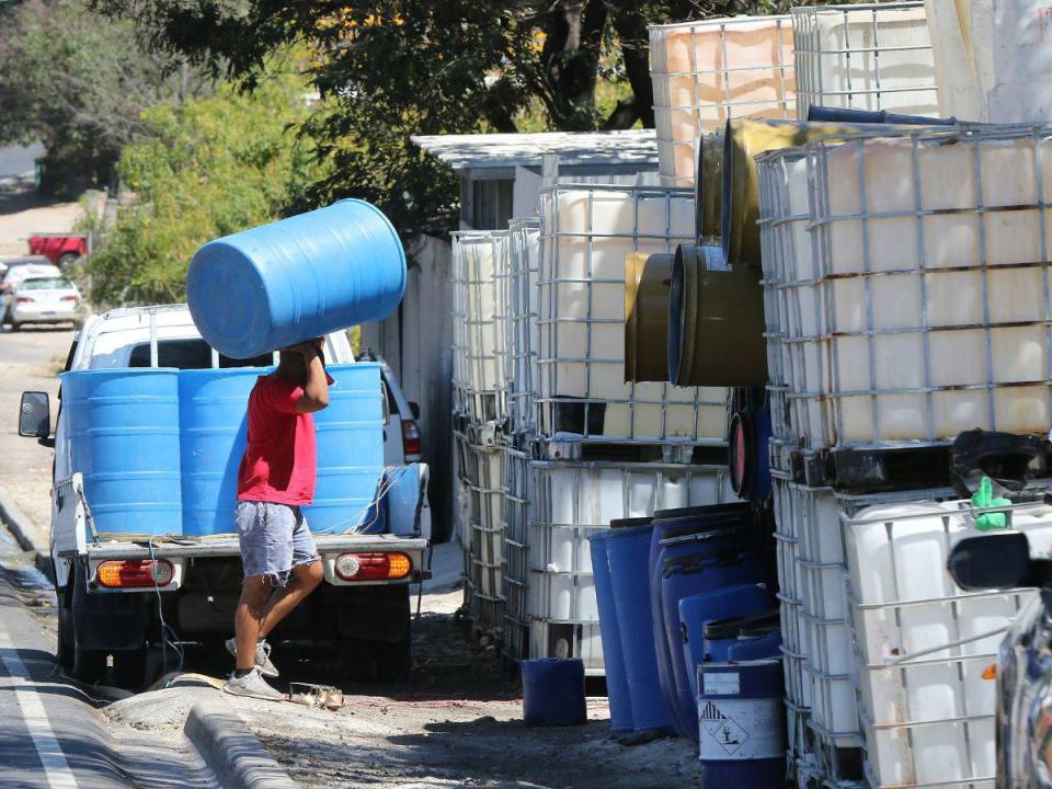 Los comercios que venden los tanques y barriles están llenando sus bodegas para lograr satisfacer la demanda que se genera en la temporada de calor.
