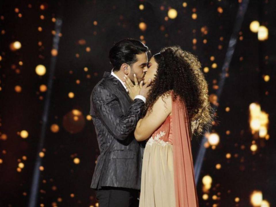 Después de interpretar “Recuérdame”, Cesia y Andrés se besaron en el escenario, lo que provocó euforia entre sus fanáticos y los rumores de noviazgo no se hicieron esperar.